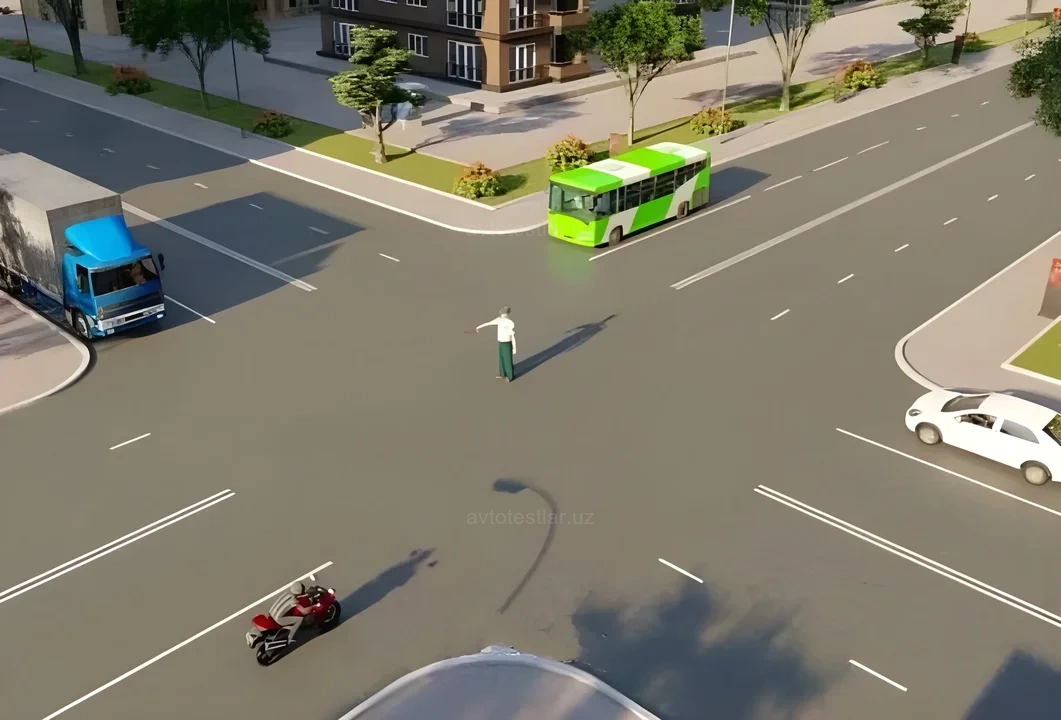 Qaysi transport vositasi haydovchisi to'g'riga harakatlanish huquqiga ega?